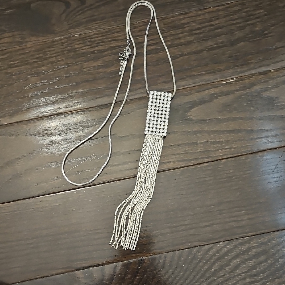 BRAND NEW NEVER WORN Elegant Silver Tassel Necklace